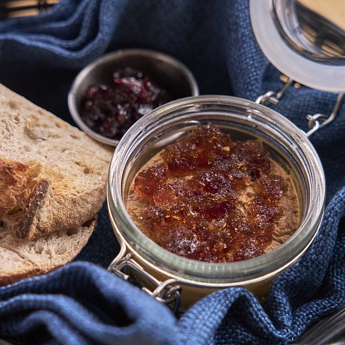 Паштет из порося с желе из кваса и луковым мармеладом