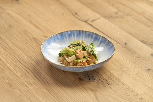 Салат с морепродуктами, кремом из тыквы и медово-горчичным соусом