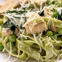 Паста с курицей и шпинатом