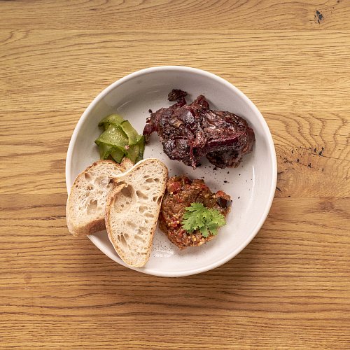 Баранина в смокере с баклажановой икрой и томатами