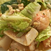 Салат с морепродуктами и кремом из тыквы