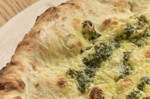 Фокачча с песто, пармезаном или оливковым маслом