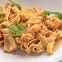 Феттучини с морепродуктами в соусе том ям