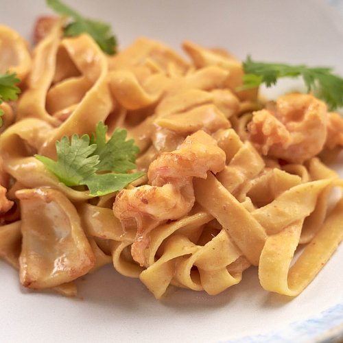 Феттучини с морепродуктами в соусе том ям