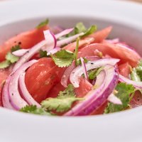 Салат с томатами, кинзой, красным луком и ароматным маслом