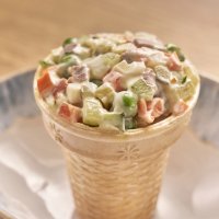 Салат Оливье в вафельном стаканчике