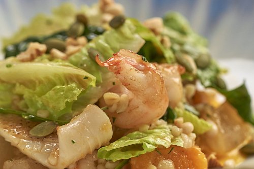 Салат с морепродуктами и кремом из тыквы