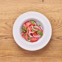Салат с томатами, кинзой, красным луком и ароматным маслом