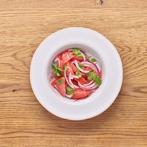 Салат с томатами, кинзой, красным луком и ароматным маслом