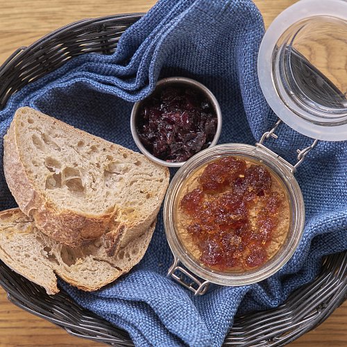 Паштет из порося с желе из кваса и луковым мармеладом