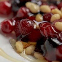 Таёжный десерт из диких ягод с медом или со сгущенкой