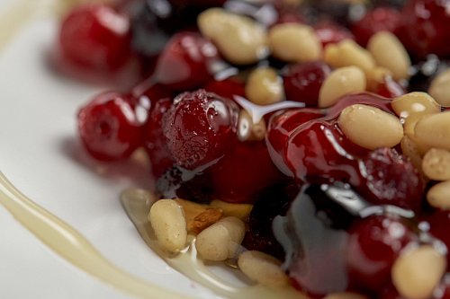 Таёжный десерт из диких ягод с медом или со сгущенкой