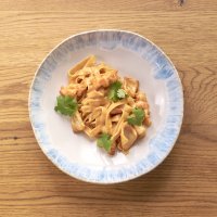 Феттучини с морепродуктами в соусе том ям