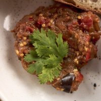 Баранина в смокере с баклажановой икрой и томатами