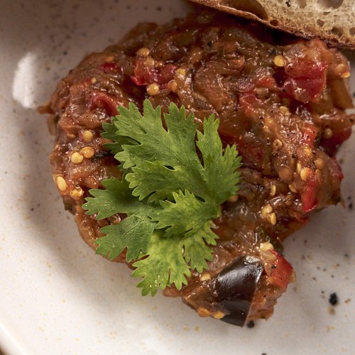 Баранина в смокере с баклажановой икрой и томатами