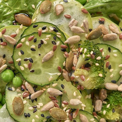 Зеленый салат с семечками и низкокалорийным соусом