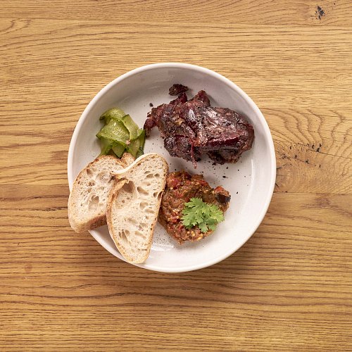 Баранина в смокере с баклажановой икрой и томатами