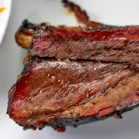 Говяжье ребро с соусом BBQ