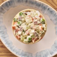 Салат Оливье в вафельном стаканчике