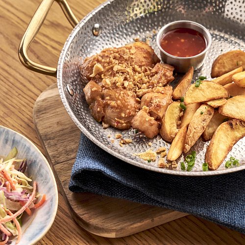 Бедро куриное на сковороде с картофельными дольками