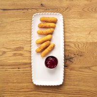 Сырные палочки с брусничным соусом