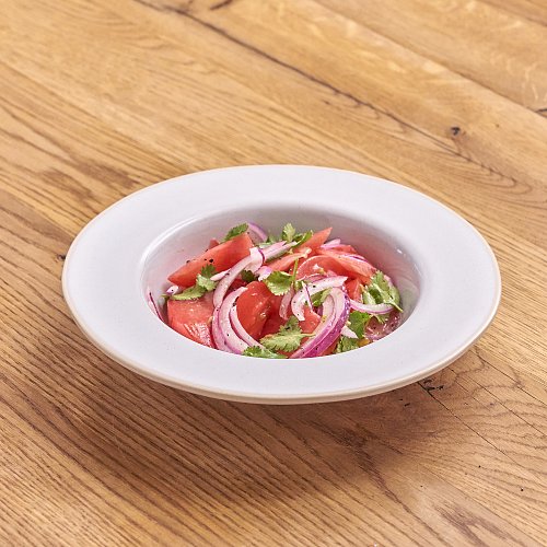 Салат с томатами, кинзой, красным луком и ароматным маслом