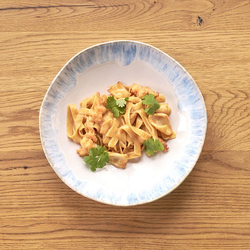 Феттучини с морепродуктами в соусе том ям