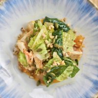 Салат с морепродуктами, кремом из тыквы и медово-горчичным соусом