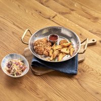 Бедро куриное на сковороде с картофельными дольками