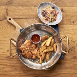 Бедро куриное на сковороде с картофельными дольками