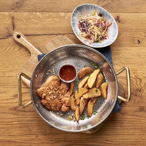 Бедро куриное на сковороде с картофельными дольками