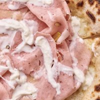 Пицца с мортаделлой и страчателлой