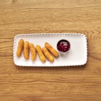 Сырные палочки с брусничным соусом