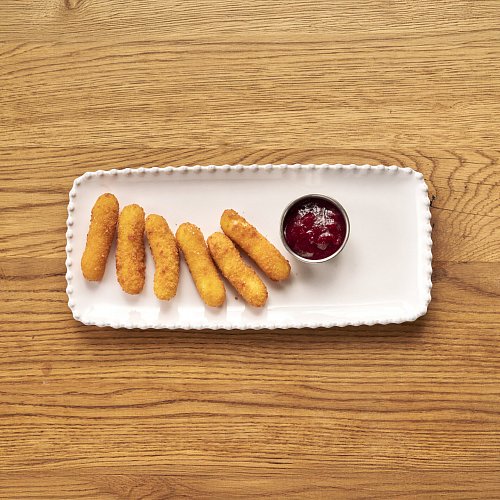 Сырные палочки с брусничным соусом