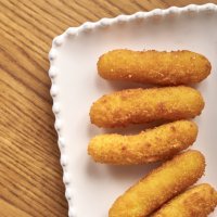 Сырные палочки с брусничным соусом