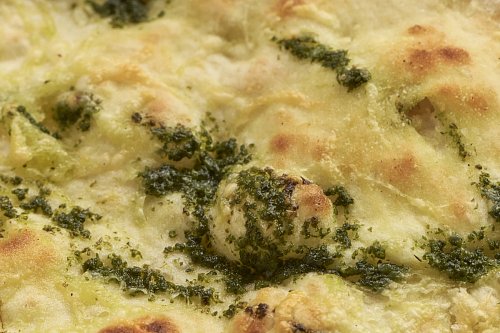 Фокачча с песто, пармезаном или оливковым маслом