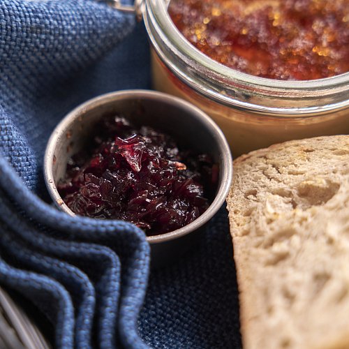 Паштет из порося с желе из кваса и луковым мармеладом