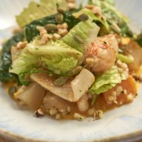Салат с морепродуктами, кремом из тыквы и медово-горчичным соусом