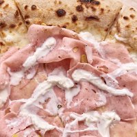 Пицца с мортаделлой и страчателлой