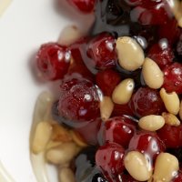 Таёжный десерт из диких ягод с медом или со сгущенкой