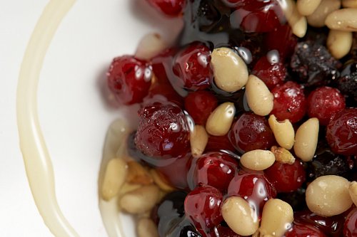 Таёжный десерт из диких ягод с медом или со сгущенкой