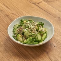 Зеленый салат с семечками и низкокалорийным соусом