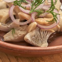 Домашние маринованные грузди с маслом