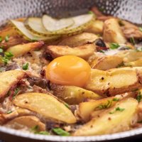 Скоблянка на выбор: с рваной свининой или почками в сметане