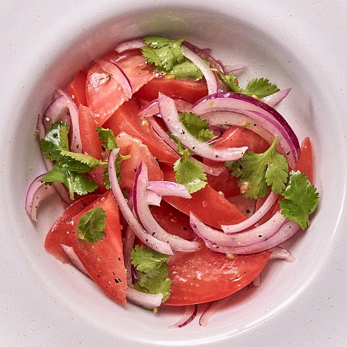 Салат с томатами, кинзой, красным луком и ароматным маслом