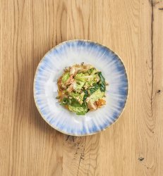 Салат с морепродуктами, кремом из тыквы и медово-горчичным соусом