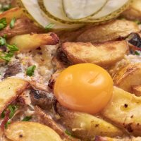 Скоблянка на выбор: с рваной свининой или почками в сметане