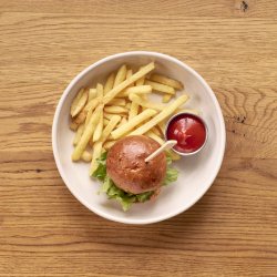 Чикенбургер с картофелем фри и кетчупом