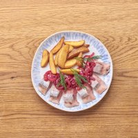 Сельдь с обжаренным картофелем и  маринованным луком