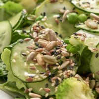 Зеленый салат с семечками и низкокалорийным соусом